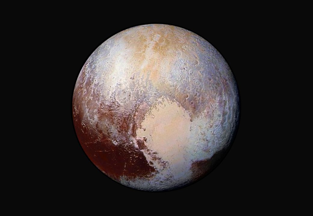 Vista mejorada de Plutón que revela una región de glaciares en forma de corazón.