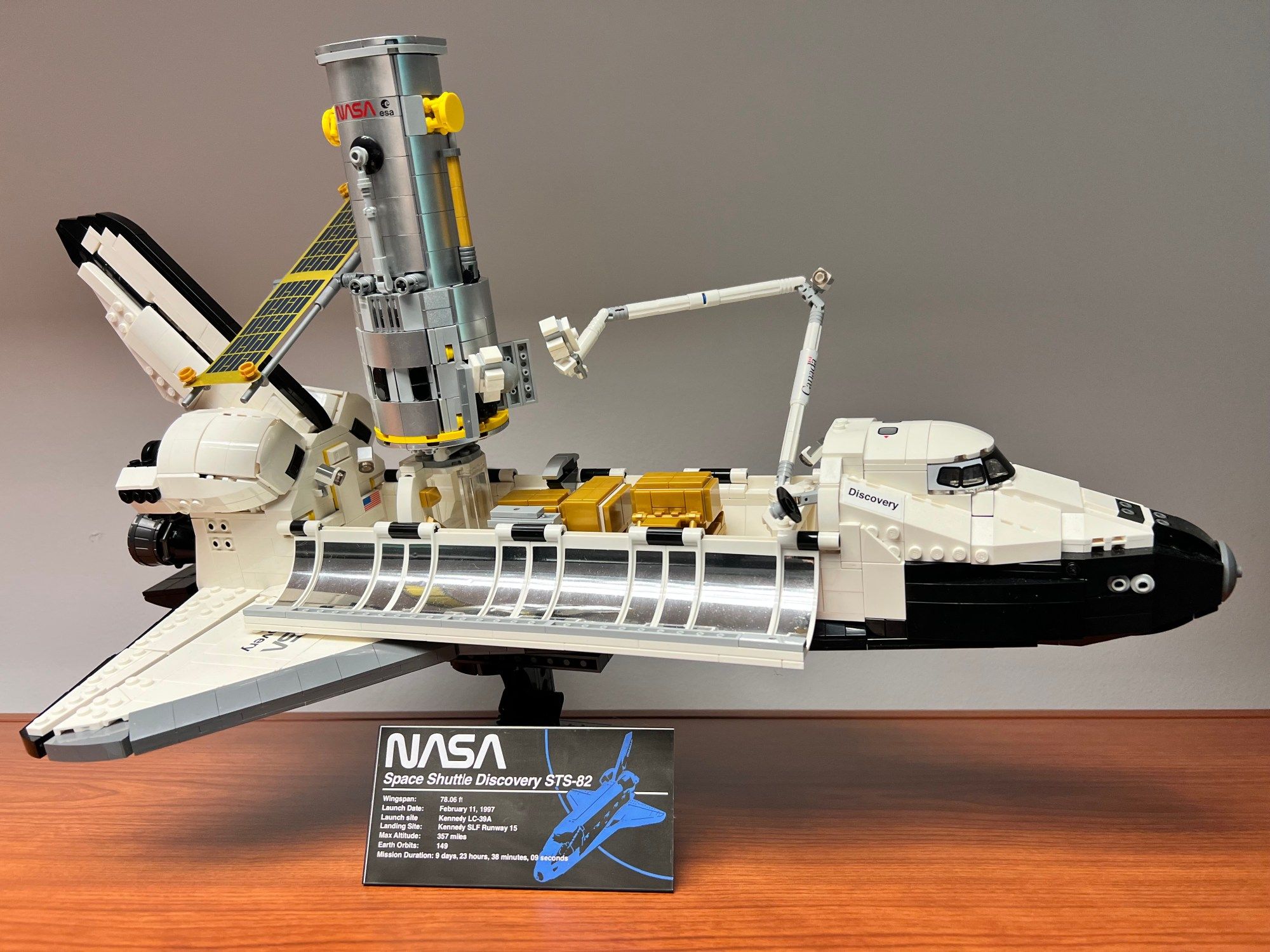 A lego model of the Space Shuttle Discovery and the Hubble Space Telescope configured for a servicing mission.