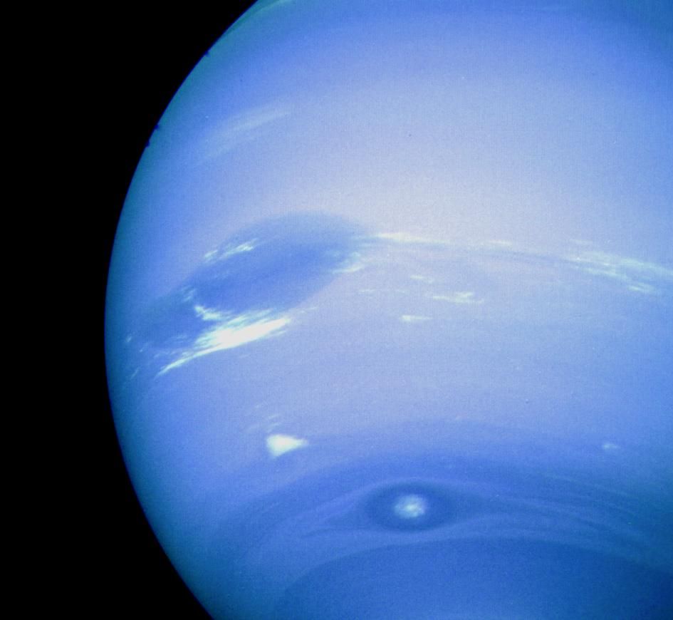Neptuno azul y sus tormentas visto desde una nave espacial.