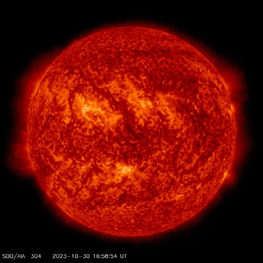 Una vista de nuestro Sol redondo y de color naranja brillante tomada desde un satélite.
