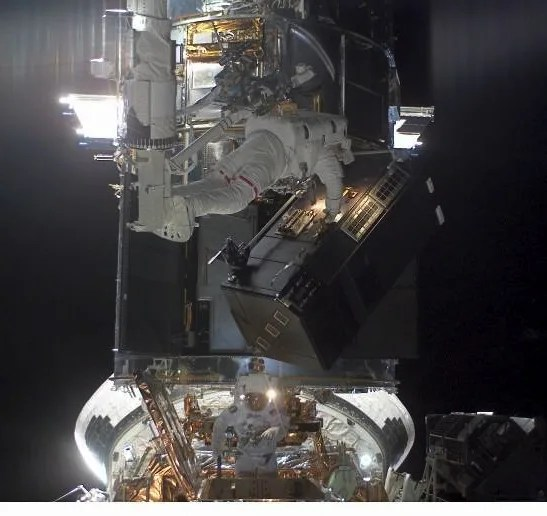 astronauts install ACS on Hubble