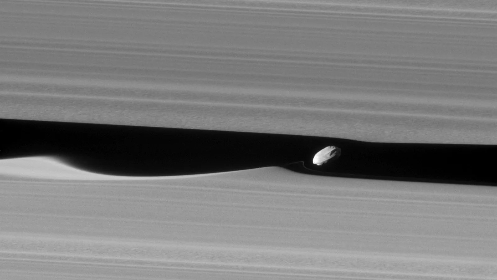 Daphnis and Saturn's rings