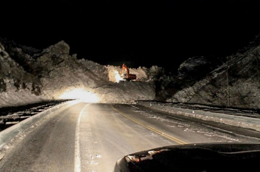 Fig2A-KeystoneCanyonAvalanche-ExcavatorOnPile