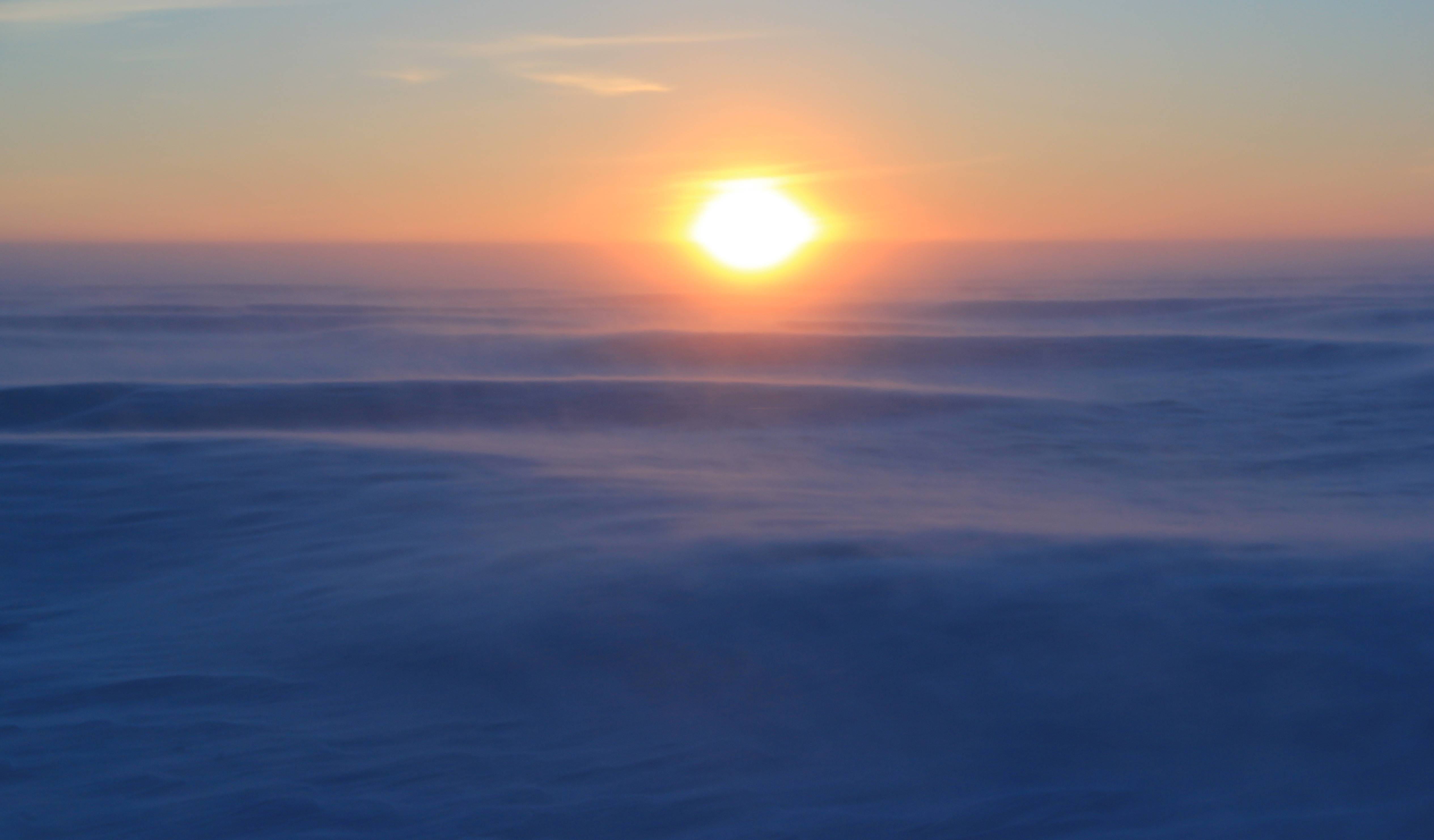 With the amount of fresh snow and the katabatic winds increasing, snow dunes were forming perpendicular to the direction of the wind -- it was like being at sea! Half a day later, sastrugis developed along the wind direction and snow became hard and compact.