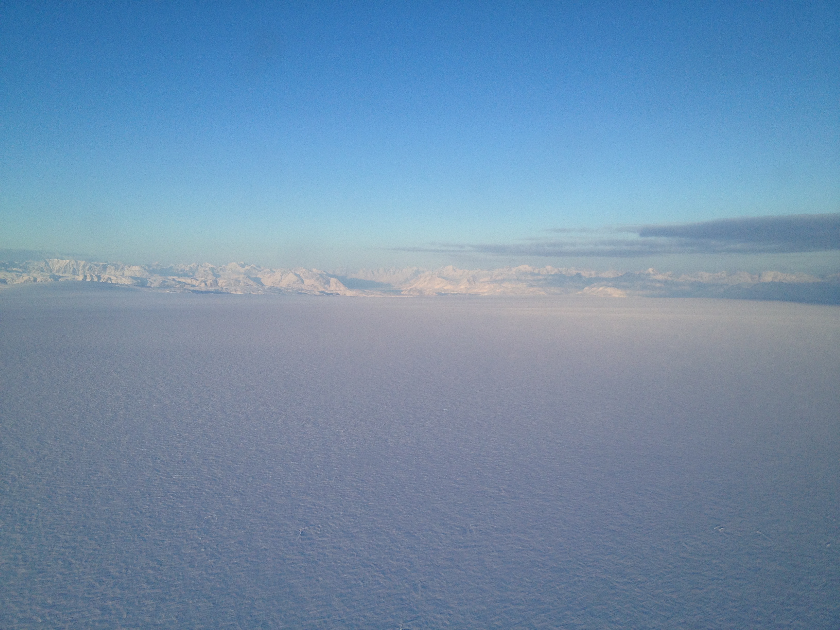 Flying over the Greenland ice sheet. (Credit: Ludovic Brucker.)