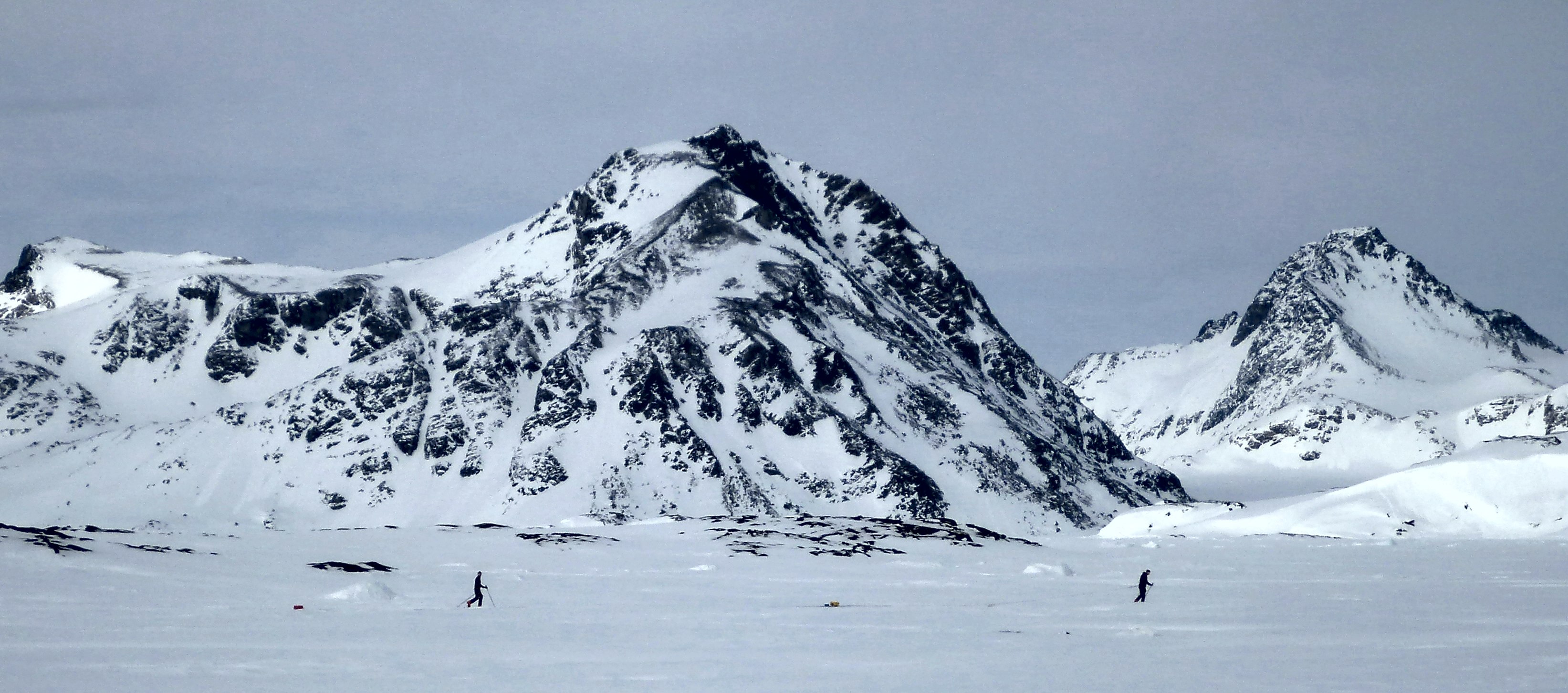 After the setup, we try our radar going from the seasonal snowpack to the relatively thin sea ice – that gives us important changes in terms of dielectric constant, which look quite obvious in the radar profile. The system total length is about 50 meters (164 feet), so no sharp turns are allowed! (Photo credit: Rick Foster.)