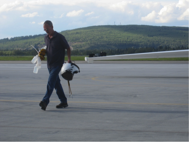 Ryan Ragsdale carries empty water bottles and pilot’s helmet back to hangar after a long day’s flight. (Credit: Valerie Casasanto/NASA)