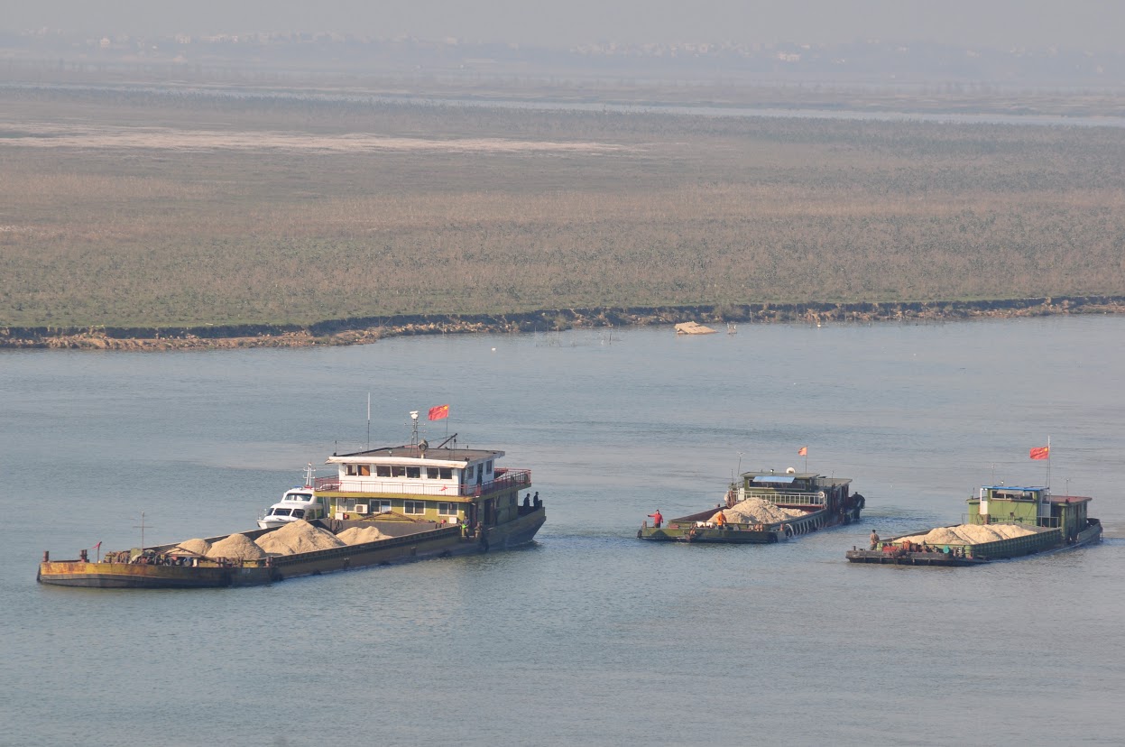 Full_barges2_going_north_GanRiver_Poyang