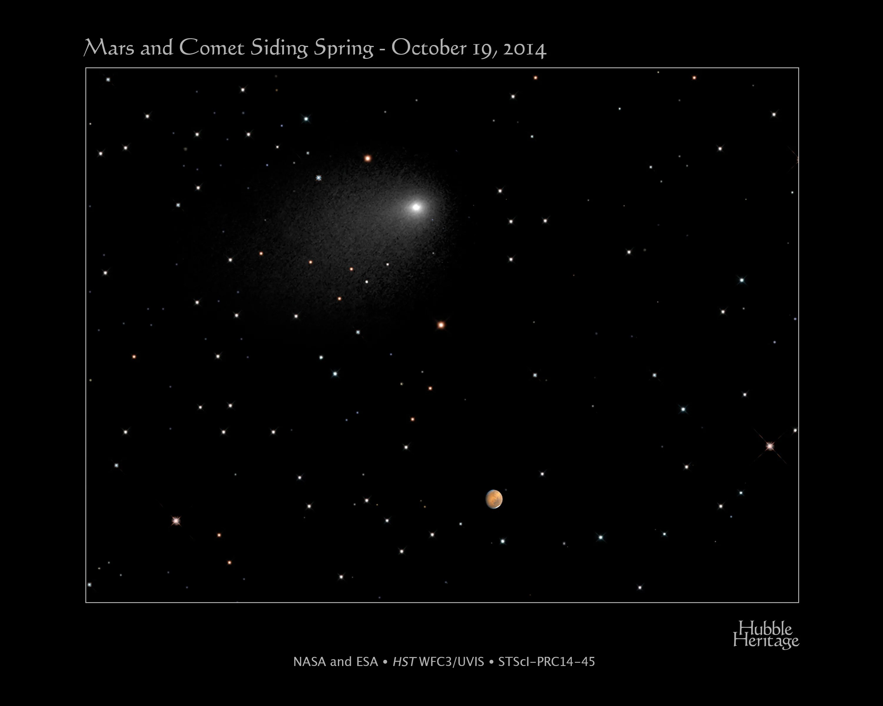 明亮的彗星出现在红色火星上方，背景是群星
