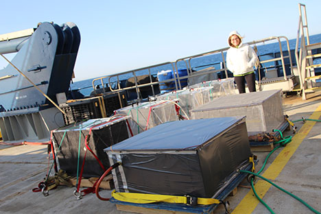 All set up - the incubators are wrapped and strapped down for transit (with Françoise Morison), Photo: Susanne Menden-Deuer