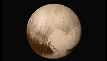 这张冥王星的全盘面图以明亮的区域为特色，该区域看起来像矮行星侧面的一颗心脏。