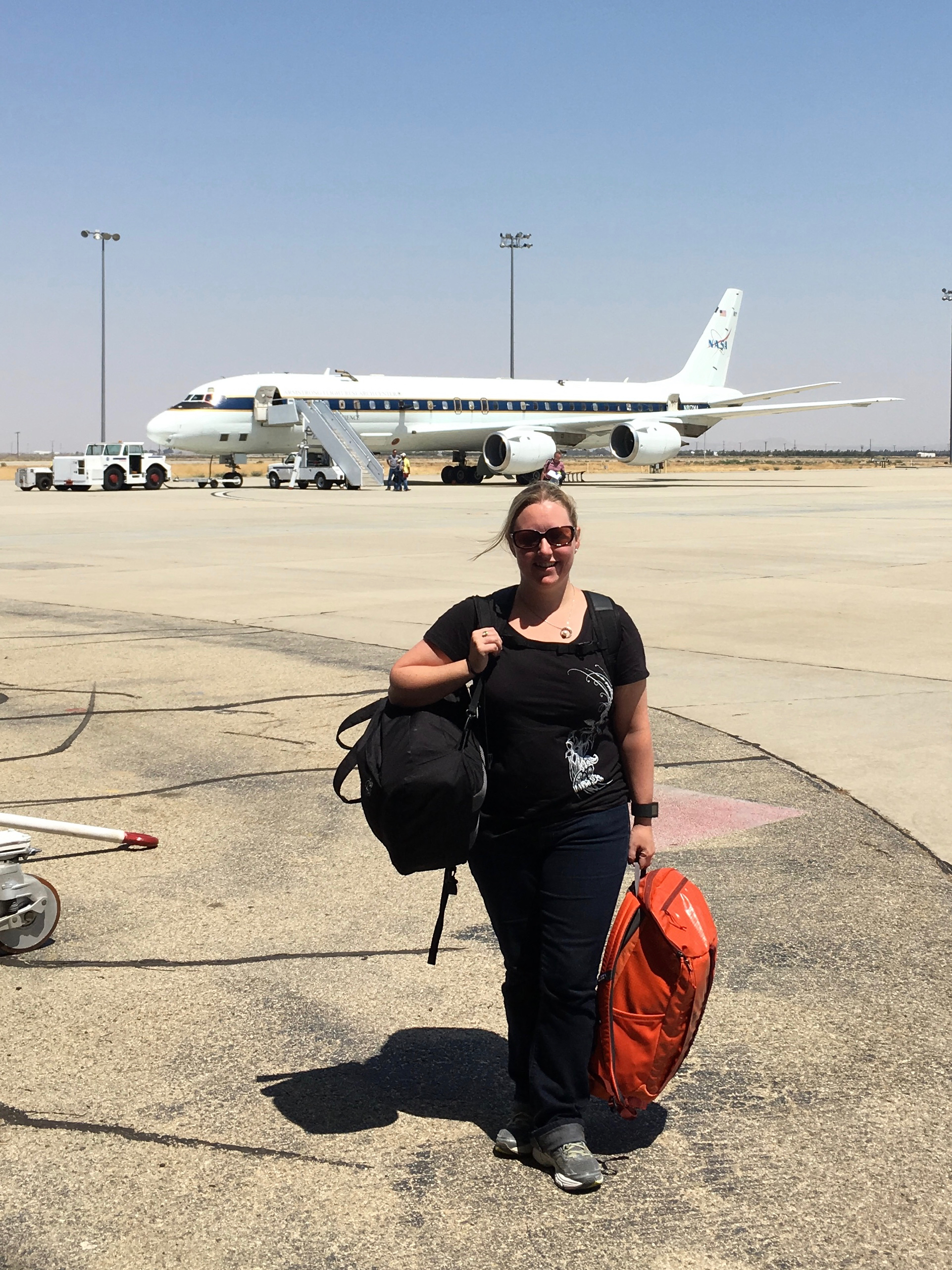 Róisín Commane hauling her bags off the DC8 for the final time on Atom-1.