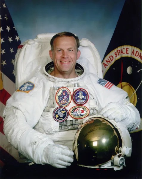 Official astronaut portrait of Mark Lee.