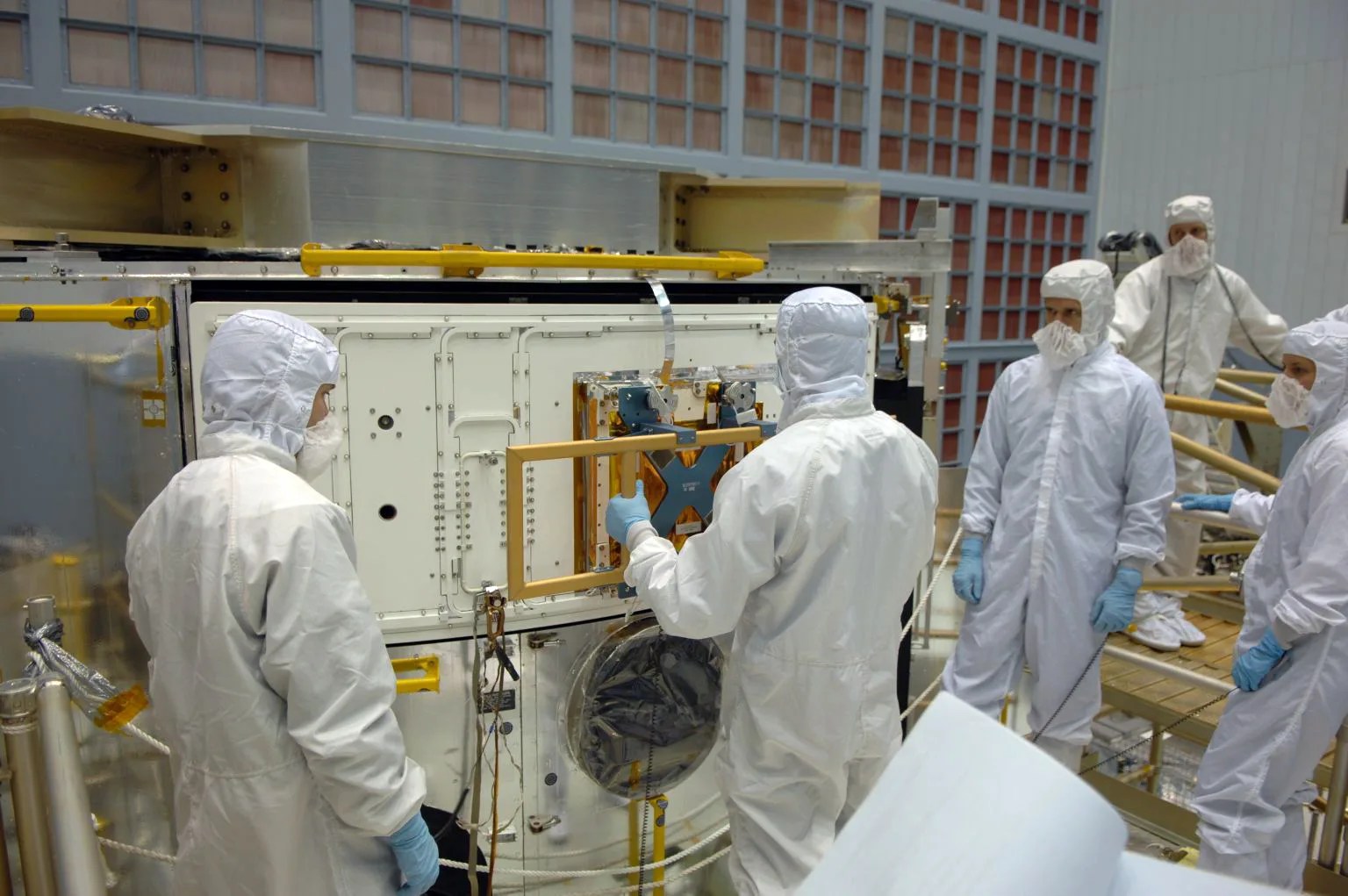 Photo of astronauts practicing installation of WFC3 with its handling aid