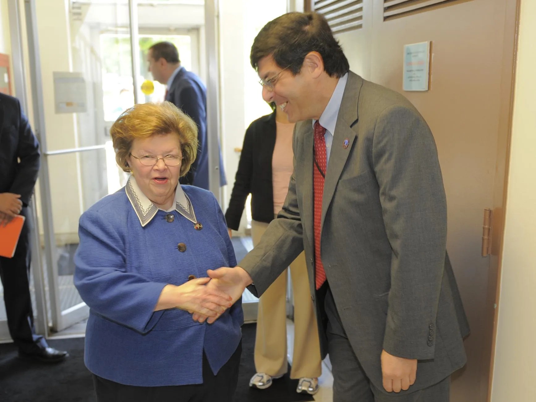 Senator Mikulski shakes the hand of Acting NASA Administrator Christopher Scolese.