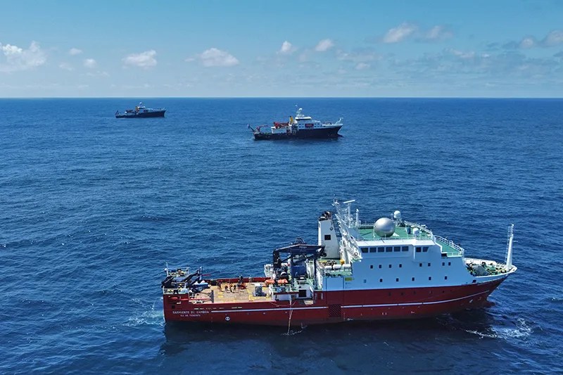 Three ships used in the EXPORTS campaign – the R/V Sarmiento de Gamboa (foreground), positioned close to the RRS James Cook (middle) and RRS Discovery (back) – at a meet up point in the northeast Atlantic.