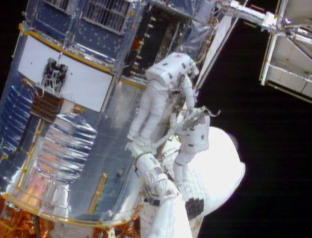 Astronauts on a spacewalk to repair hubble