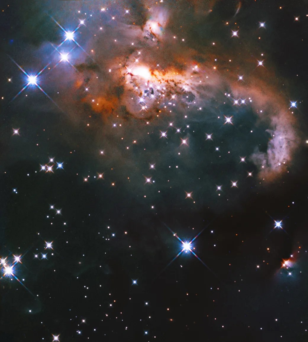 3 bright, blue-white stars at upper left mark the beginning of a bright and dusty reddish-brown, orange, and white