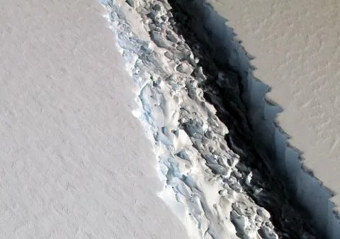 Photo of rift in Larson ice shelf