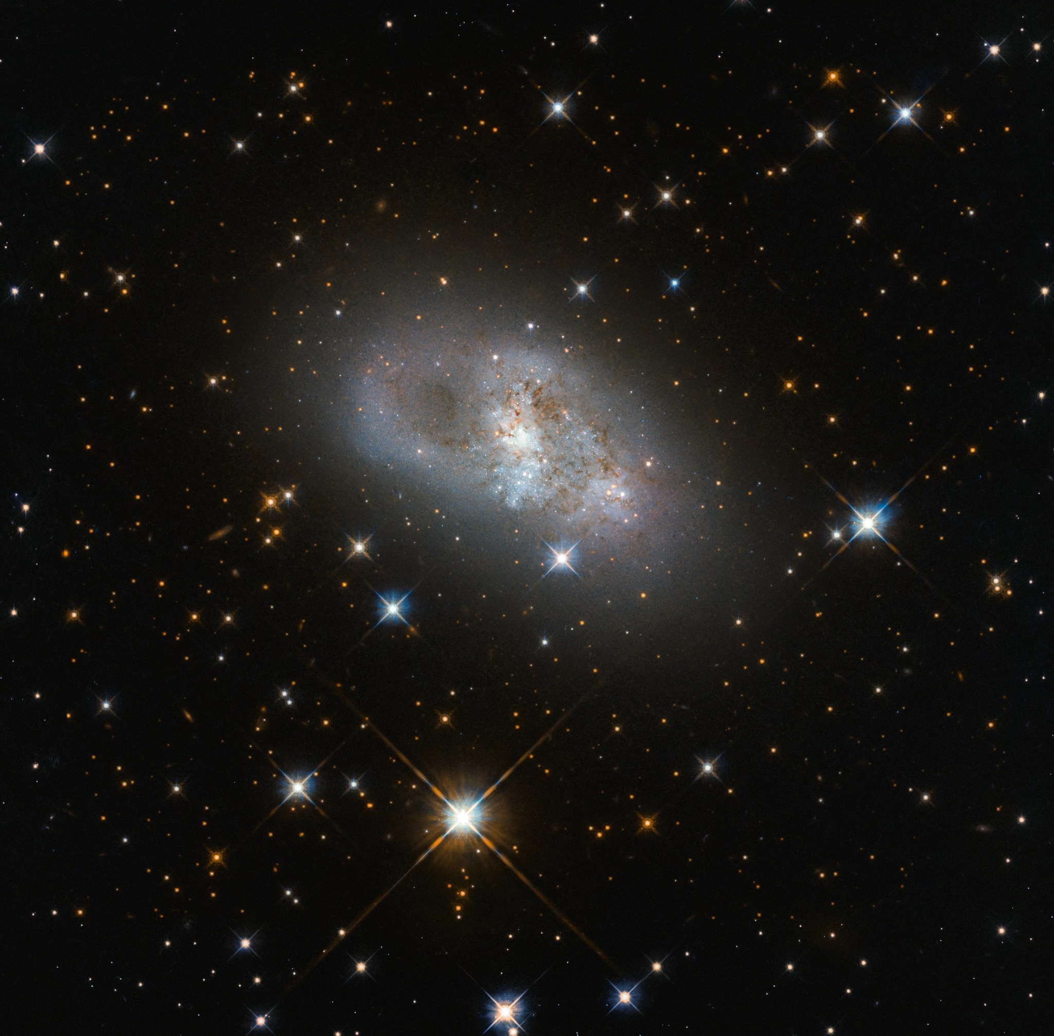 This image from the nasa/esa hubble space telescope shows ic 4653, a galaxy just over 80 million light-years from earth.
