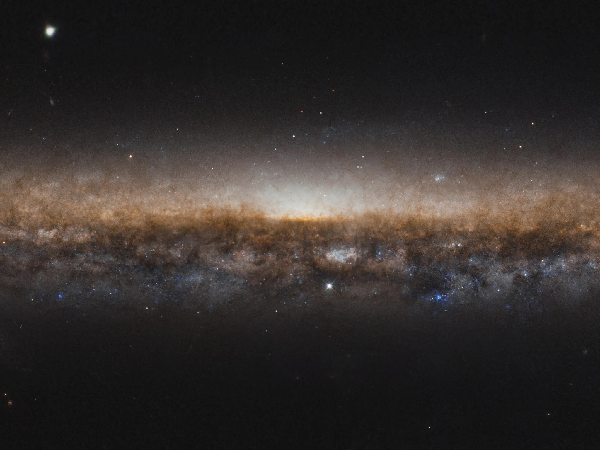 Edge-on view of the stars in galaxy ngc 5907, bright against the backdrop of space