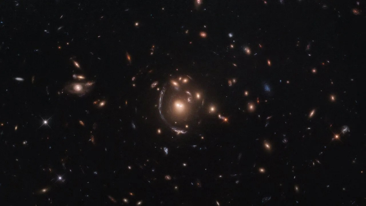 This nasa/esa hubble space telescope image features the galaxy lrg-3-817, also known as sdss j090122.37+181432.3.