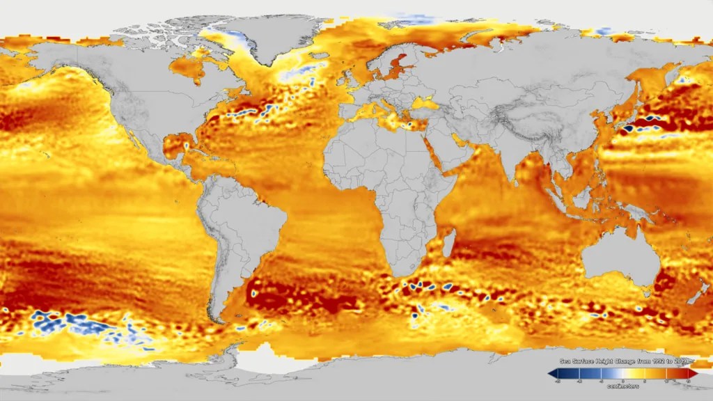 该图像显示了1992年至2019年间的总海平面变化，橙色/红色区域表示海平面上升的位置。