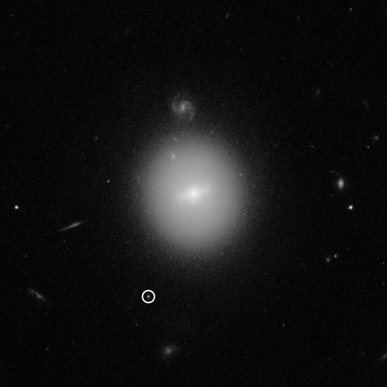 black-and-white image from Hubble showing location of black hole