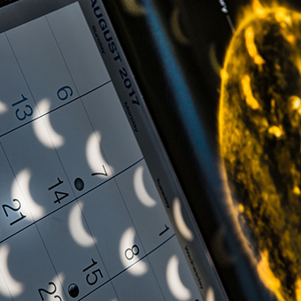 日食期间，月牙形的太阳反射在日历上。
