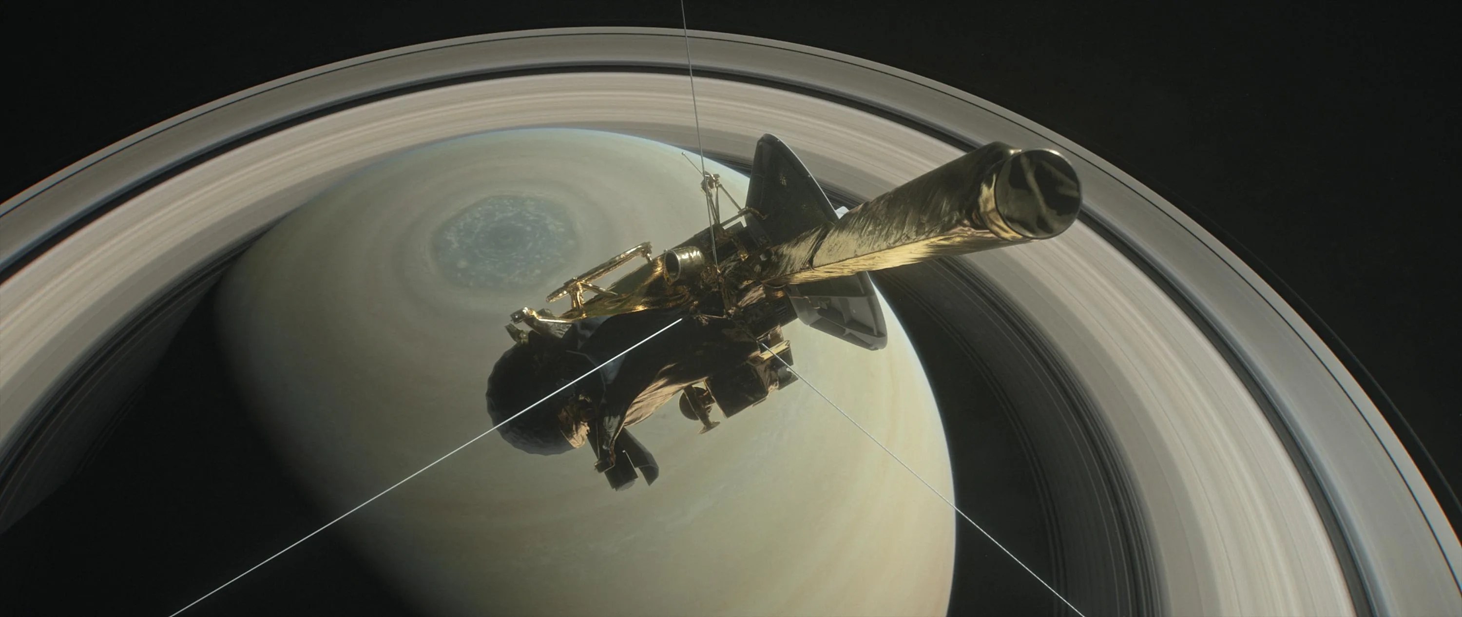 图中，美国宇航局的卡西尼号宇宙飞船正朝着土星和土星环之间的缝隙进发，这是此次任务最后22次潜水中的一次。太空船将于9月15日最后一次进入地球大气层。