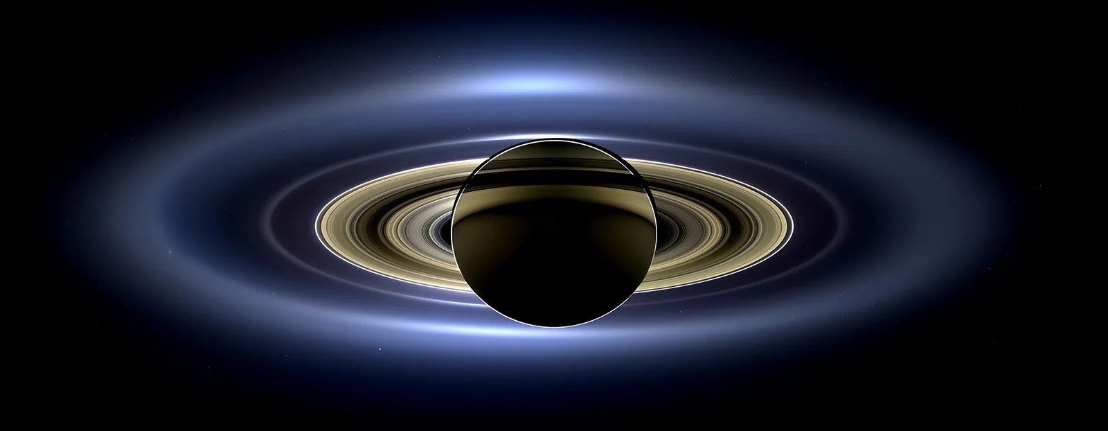 土星和土星环被太阳背光。
