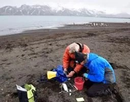 Biologist Fabrice Genevois & teacher Laura Schetter collecting data in Antarctica