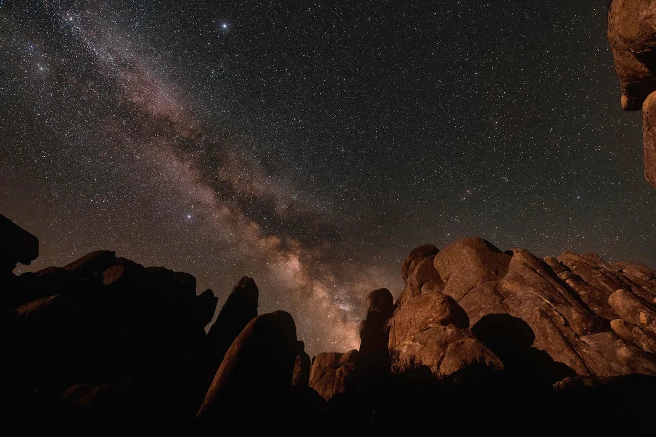 夜空照片，包括银河系和夏季三角星号