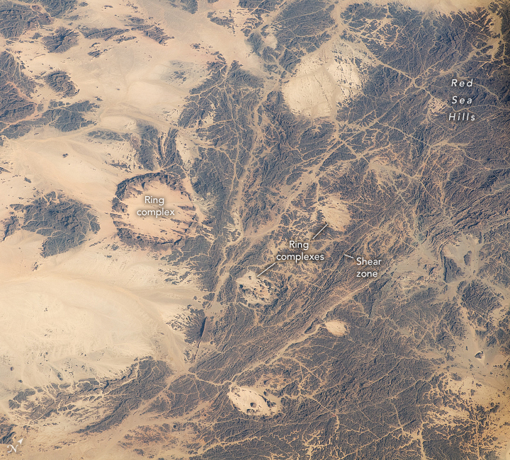Ancient geologic processes created a Saharan landscape full of contrasts.