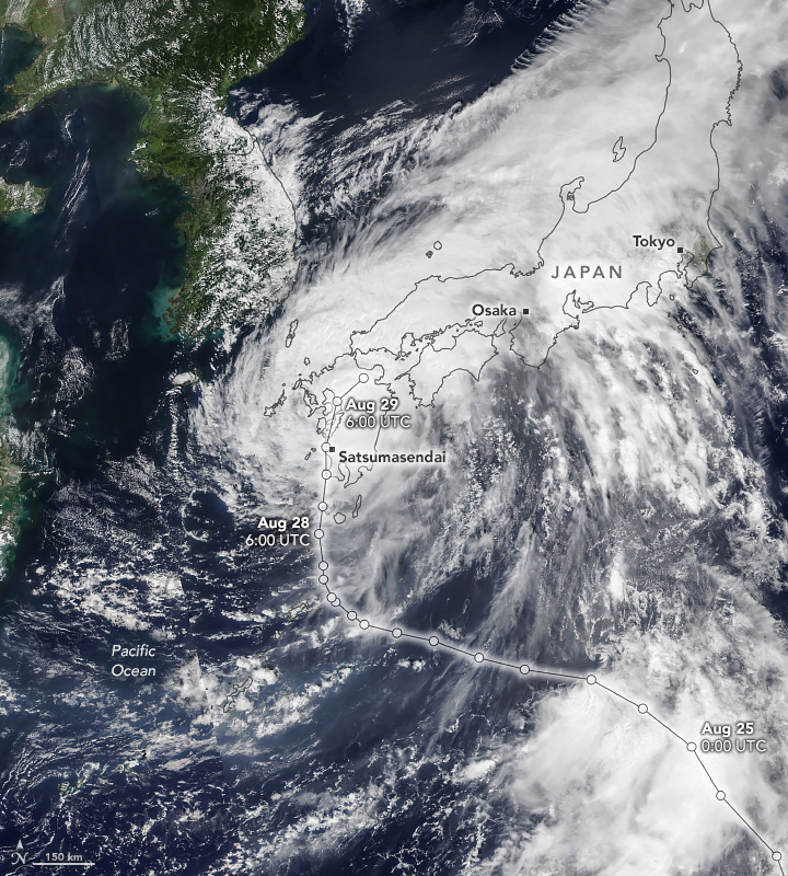 Clouds from Typhoon Shanshan swirl over and cover the entirety of Japan. Japan is depicted as an outline of the island superimposed over the clouds. Rich blue ocean waters peak surround the cloud. A narrow gap between the storm and other clouds over the Korean peninsula exist. The western section of the peninsula appears a lush green color. A timeline shows the path of the eye of the typhoon, from August 25, 0:00 UTC in the bottom right corner a string of dots meanders up and left to August 28, 6:00 UTC. From there the storm proceeds directly north until making landfall in Japan. The final time marker is August 29, 6:00 UTC