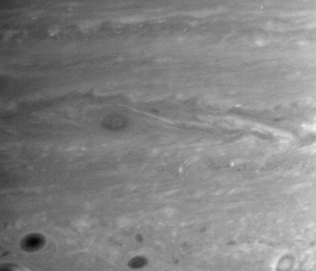 Cloud features associated with turbulent eddies on Saturn