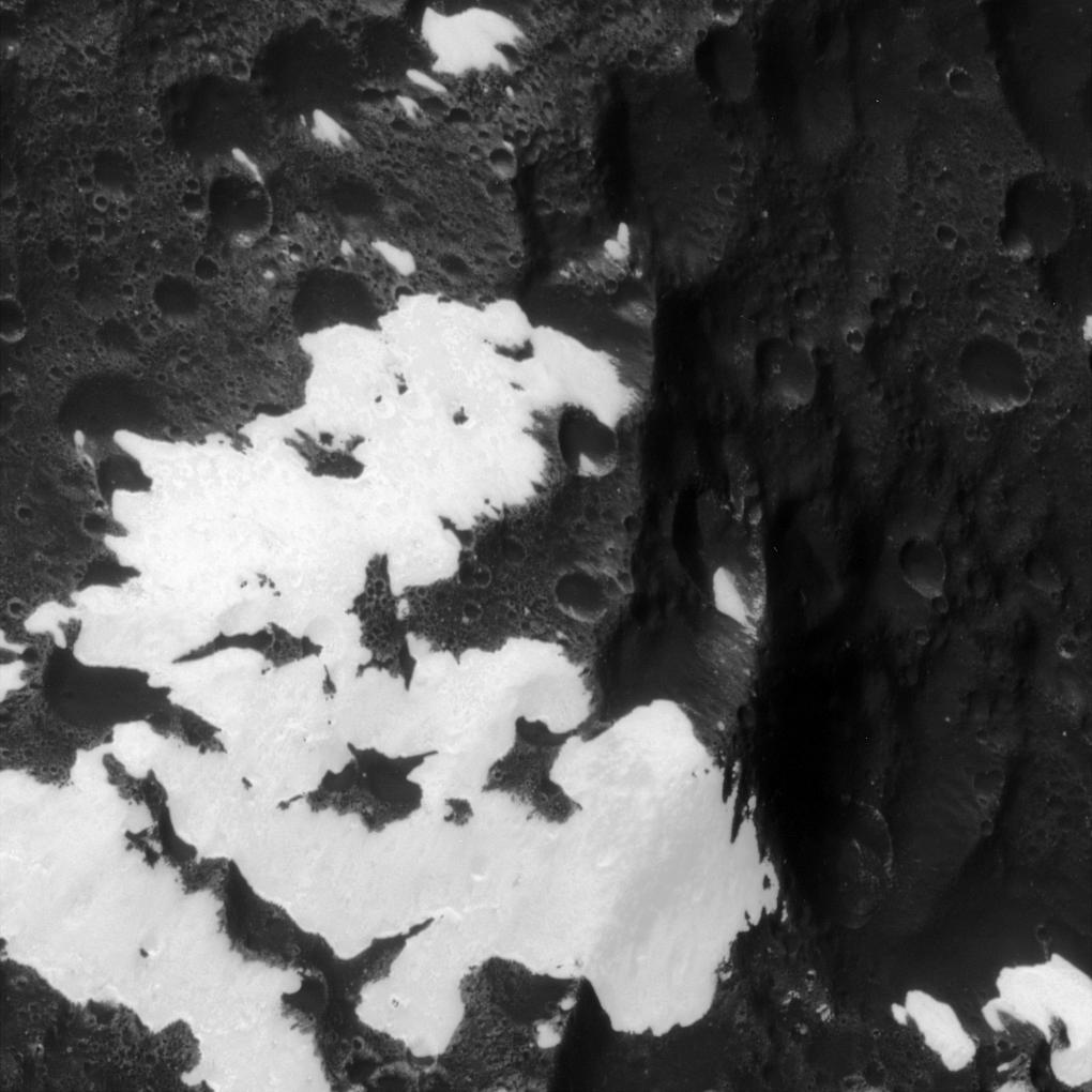 Iapetus' patchy, bright and dark mountains