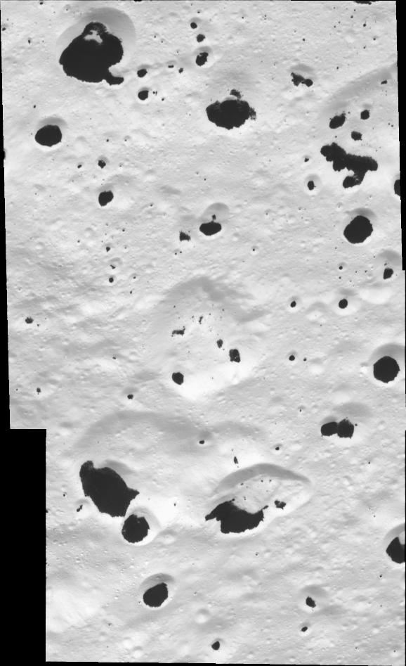 Spots on Iapetus
