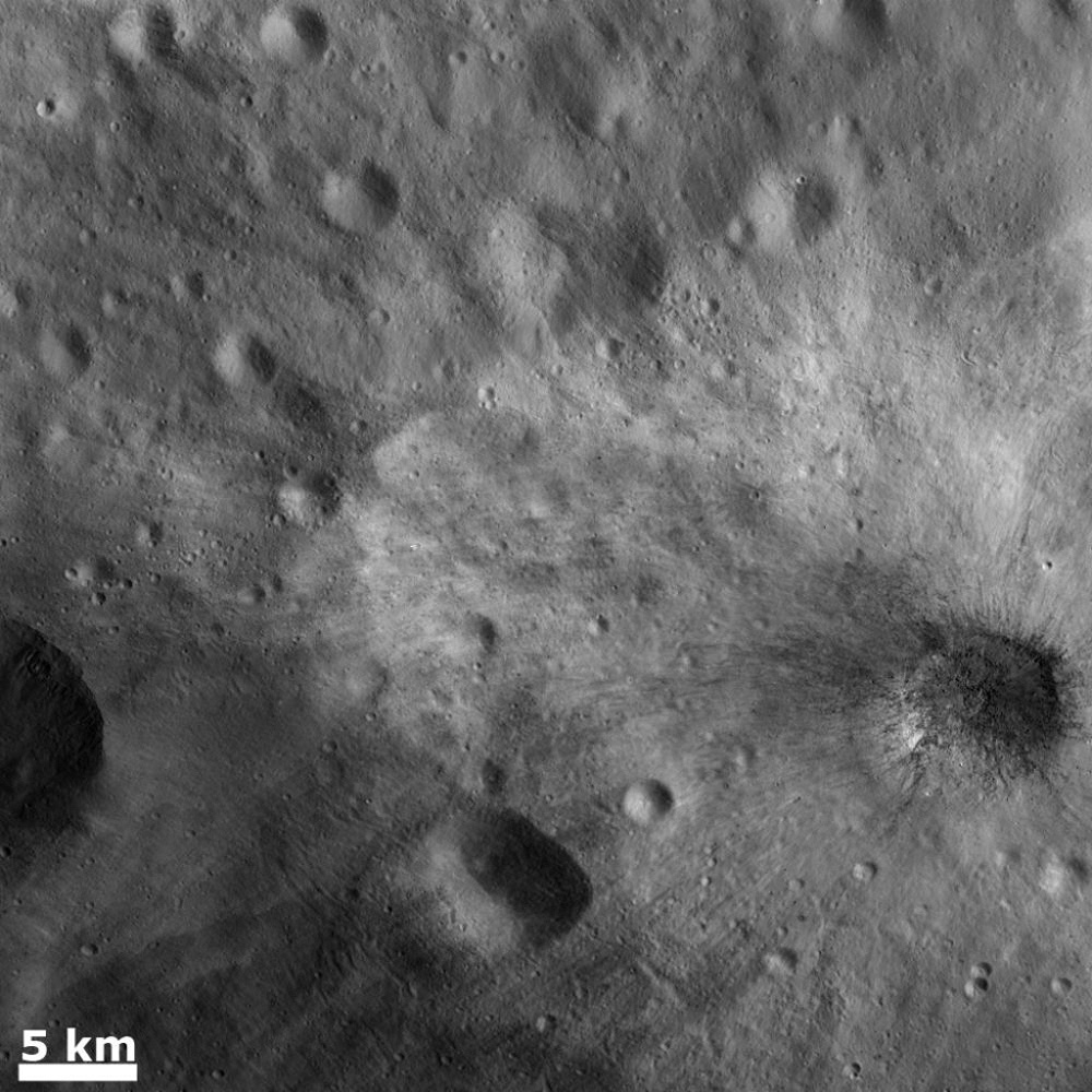 Large Blocks of Rocky Material in a Young Ray Crater