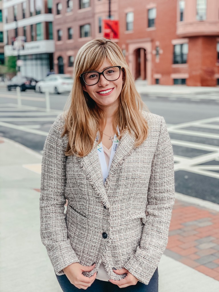 Portrait photo of a smiling woman