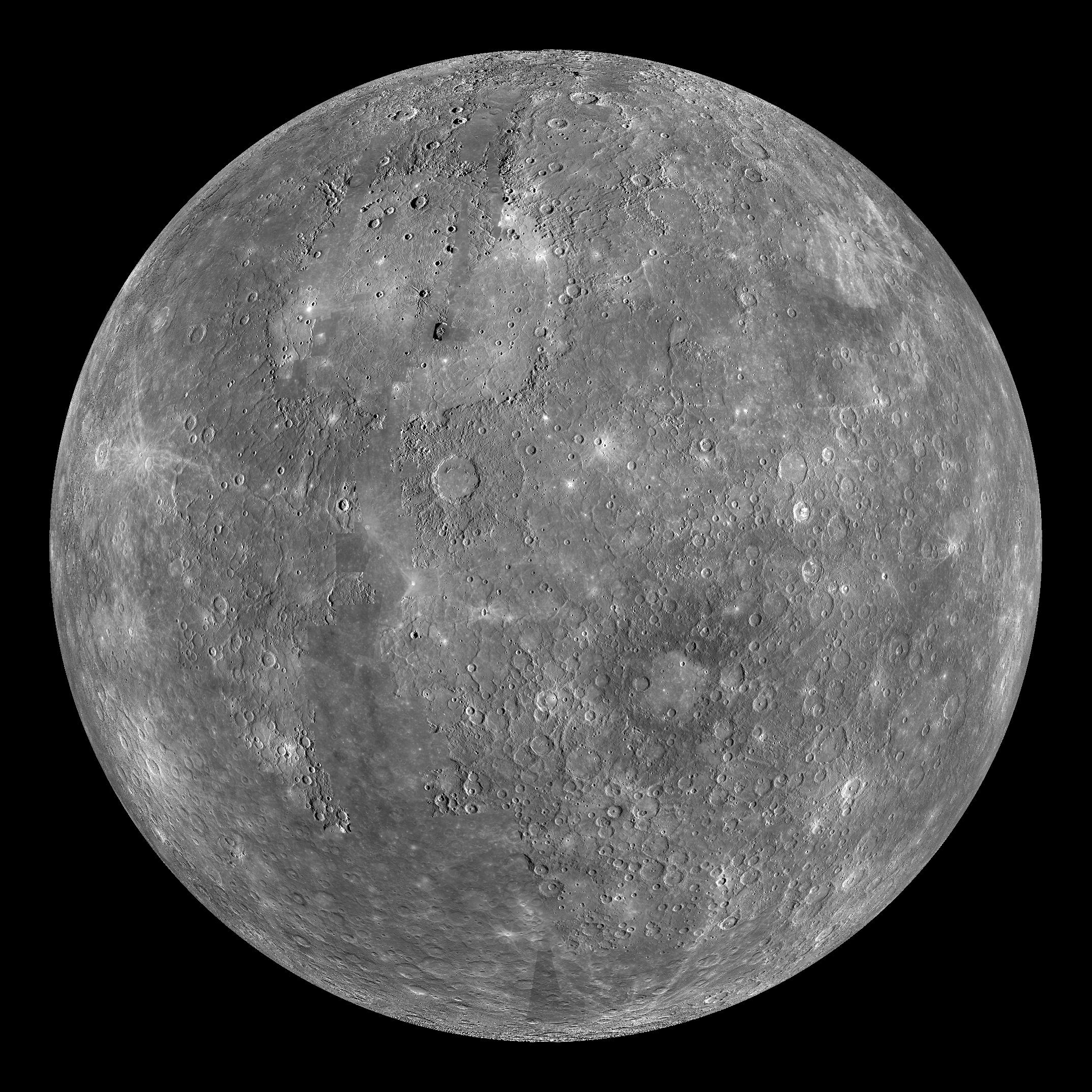 从太空船上看到的灰色行星水星的全景。陨石坑和白色斑块也可见。