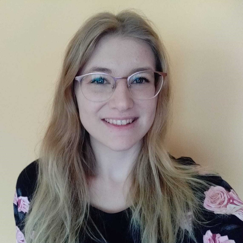 Portrait photo of a smiling woman