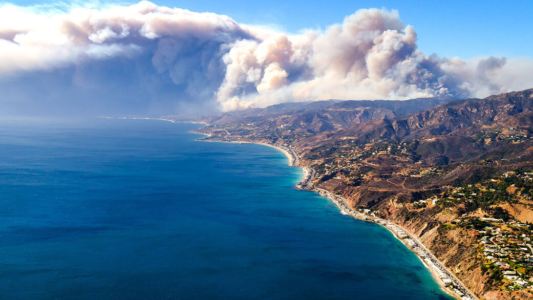 Image of the Woolsey Fire burning along the Southern California coastline