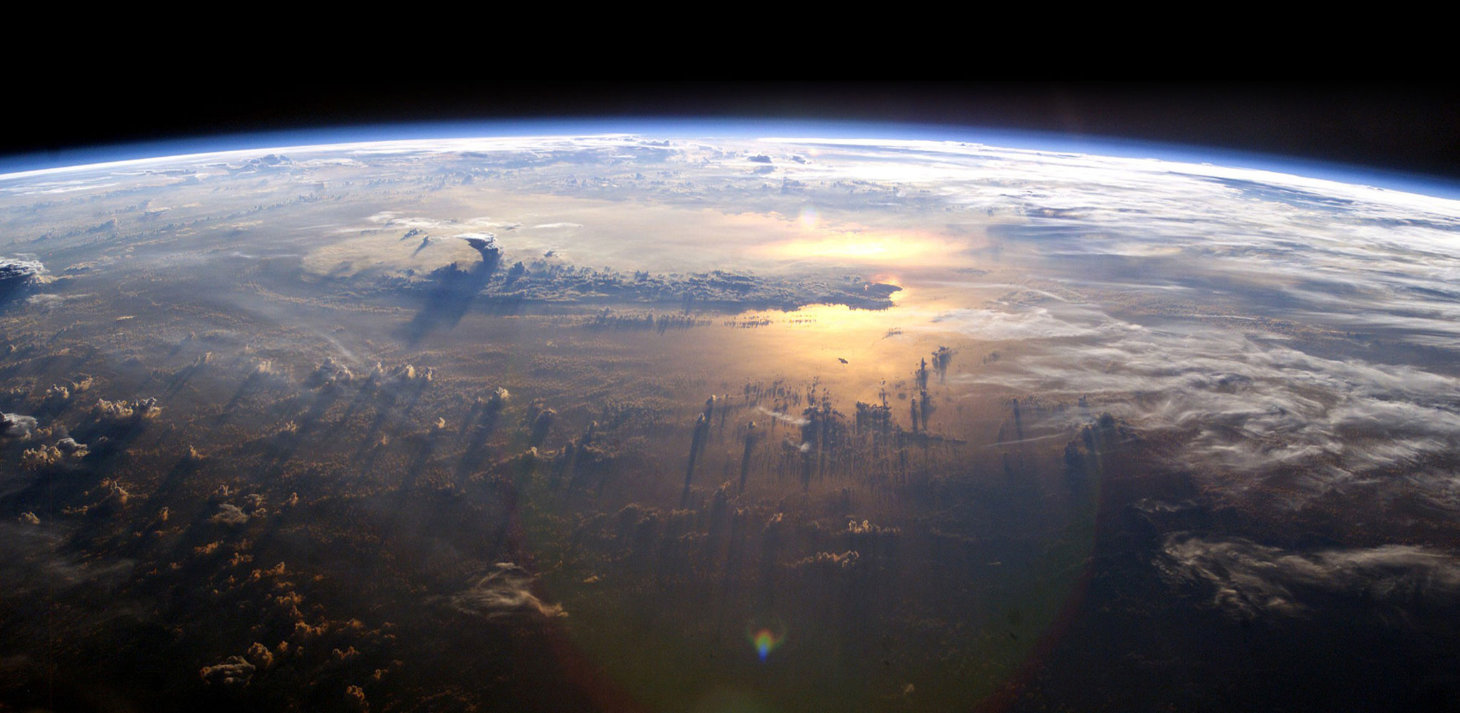 从太空看地球的地平线。