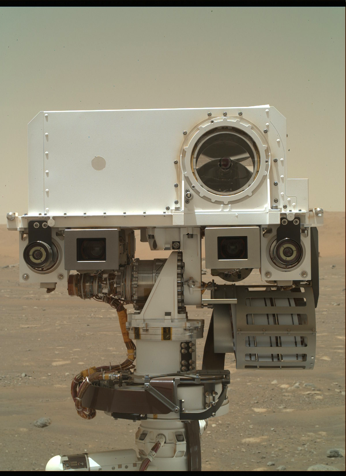 NASA的火星坚韧号探测器使用其SHERLOC WATSON相机拍摄了这张照片，该相机位于探测器机械臂末端的炮塔上。