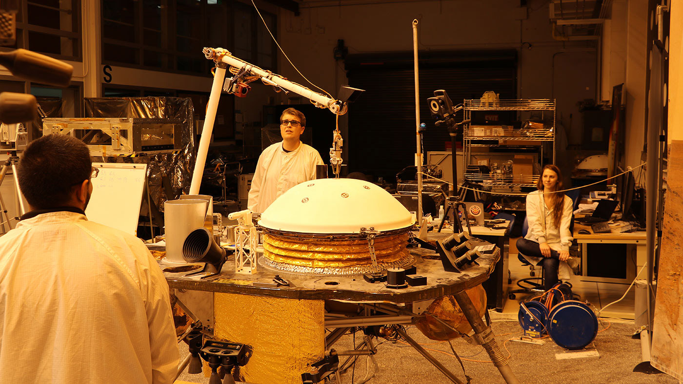 NASA’s InSight mission tests an engineering version of the spacecraft’s robotic arm in a Mars-like environment at NASA’s Jet Propulsion Laboratory.