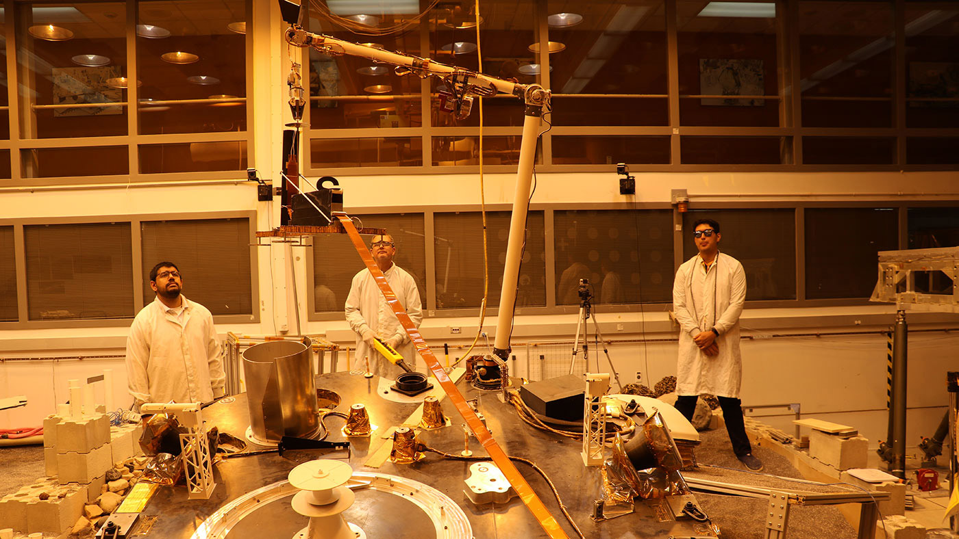An engineering version of the robotic arm on NASA’s InSight mission lifts the engineering version of the Heat Flow and Physical Properties Probe (HP3) at NASA’s Jet Propulsion Laboratory.