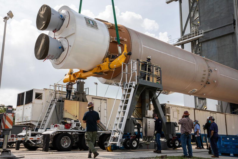 Atlas V booster for Mars 2020 is moved into the Vertical Integration Facility