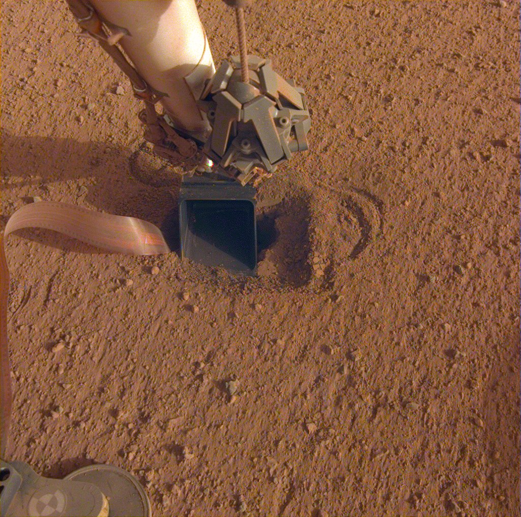 InSight's self-hammering "mole," which is in the soil beneath the scoop, had begun tapping the bottom of the scoop while hammering on June 20, 2020.