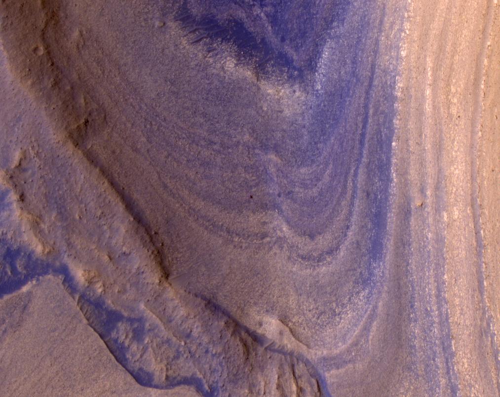 NASA的好奇号火星探测器在这张由该机构的火星侦察轨道器（MRO）直接从头顶拍摄的照片中显示为一个黑点。轨道飞行器配备了一台摄像机，能够观察这颗红色星球表面餐桌大小的物体。